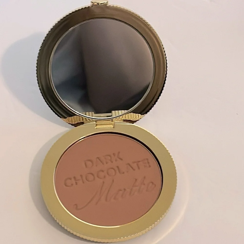 Too Faced Dark Chocolate Soleil is a long-wearing, rich, matte bronzer BNIB